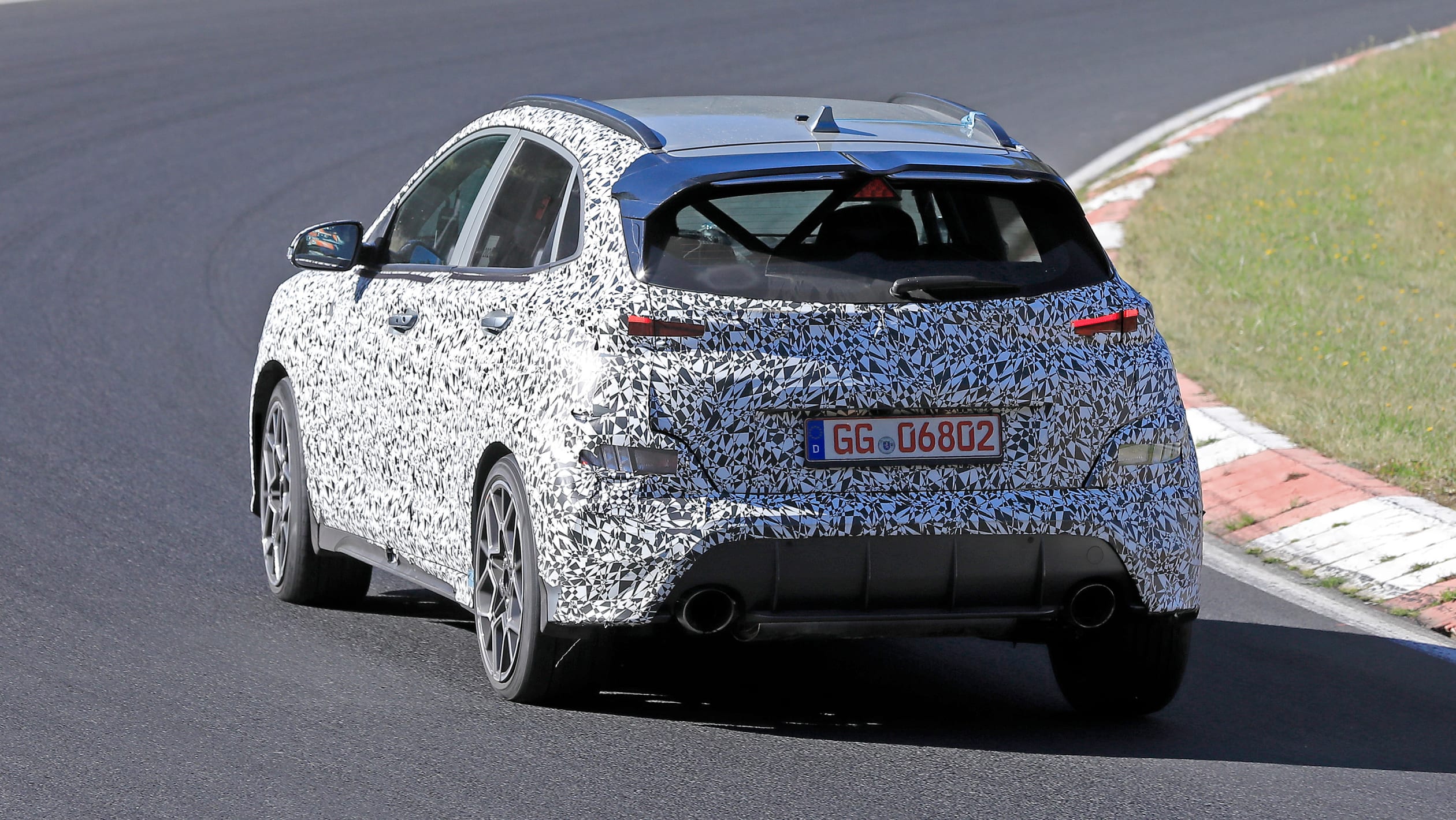 Các chi tiết thiết kế mới trên Hyundai Kona 2021 đều thể hiện sự cứng cáp, mạnh mẽ và năng động. Hyundai Kona 2021 chạy thử